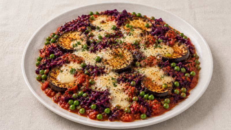 Auberginen-Tomaten-Gratin mit Rotkohl und Erbsen