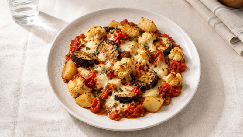 Auberginen-Tomaten-Gratin mit Blumenkohl und Kohlrabi